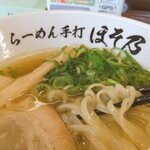 Ramen Teuchi Hosono - 刻み葱は、緑色の部分だけを使って細かく小口切りにしたものです。葱の辛味が甘めのスープにアクセントを加えます。