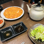 韓国料理 縁 - 海鮮チヂミ(ハーフ)、生マッコリ