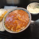 丸亀製麺 - トマたまカレーうどん（並）（小ライス付） 790円(税込)、海老天180円(税込)