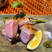 日本料理 別府 廣門 - ㉜炭火焼き猪(大分県竹田産、雌、70kg)、自家製柚子胡椒、酢橘、クレソン(自ら手摘み)添え
                  猪肉ですが臭みゼロで軟らかくジューシー、火入具合も個人的に好きな感じでした