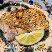 日本料理 別府 廣門 - ㉛炭火焼き花鯛(正式名:血鯛)(大分県佐伯産)、酢橘添え
                何にも言われなければ炭火焼き赤鯥だと思ったでしょうし、実際に聞いて食べてもそうとしか思えないほど驚き、一瞬言葉を失うほどでした