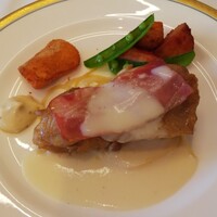 イル・ミラジィオ - 鶏腿肉のポワレベーコン添え　ホワイトソース　サーモンフライ　タルタルソース