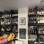 バー リーファー - お酒いっぱい棚