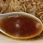 Chuuka Soba Semmonten Hachiouji Ramen Yoshida - 醤油ベースのスープは甘めで、
                        表面を覆うラードの量はちょうどいいけど、
                        温度ぬるめなのがもったいにゃい…( °_° )
