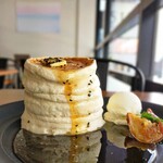 512 CAFE＆SWEETS - 大学芋パンケーキ　1550円

ふわしゅわでぷるっぷるのパンケーキに
大学芋シロップ。たまら〜〜〜ん♡