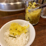 支那麺 はしご - ラーメン着丼前にご飯にたくあん準備してください