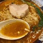 支那麺 はしご - スープはさっぱりの中に絶妙な辛さと香り