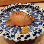 すし いわお - 鰆の燻製　地辛子添え