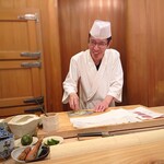 すし いわお - 気さくな大将