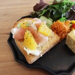 Cafe.KUREBA - 生ハムと柑橘系果物とクリームチーズ