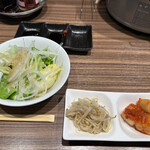 Yakiniku Gyuurin - セットのサラダとキムチ