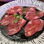 黒毛和牛とホルモン 焼肉でっせ - タンカルビ¥448