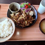 Yumeatomu - 肉定食メイン大盛り 1,650円(税込)。