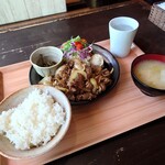 Yumeatomu - 肉定食メイン大盛り 1,650円(税込)。