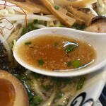 らーめん砦 木津城 - スープは表面に細かい脂が浮き、まろやかなコクがありつつ後味はすっきりした味わい。
