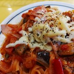 関谷スパゲティ - この日のスペシャルメニュー「自家製トマト麺 ベーコンとグリル野菜のフラメンカエッグ」