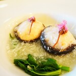 重慶飯店 - 桜入り海鮮のすり身としいたけの蒸し物