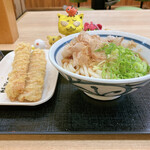 麺乃庄 つるまる饂飩 - ぶっかけうどん冷390円＋ちくわ天140円×2本　※上からも