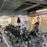 麺乃庄 つるまる饂飩 - 奥がパチンコ店なので、食べ終わったら即！席に戻れますよ