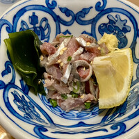 新宿割烹 中嶋 - 提供する直前に薬味を和えた鰯刺身ハーフ