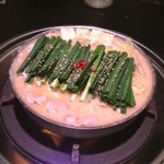 博多もつ鍋 蟻月 心斎橋 - 蟻月のモツ鍋。私が好きな博多の味噌味に限りなく近い、大阪のモツ鍋屋。
                                ニンニクたっぷりなので、平日は行けません。
                                
                                ひきこもり宣言は、24時間で終了しました(xдx