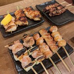 焼き鳥 しょうちゃん - 左上：骨なし手羽先　右上：おたふく　下：ねぎま・みさき