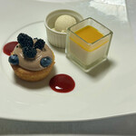 Haze - グルテンフリーアーモンドケーキ、豆乳アイス、甘酒のムース パッションフルーツとマンゴーのソース