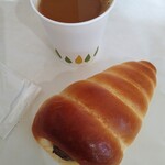 ブンブン - チョココロネ(153円)とサービスのコーヒー