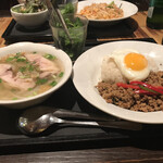 ベトナム フロッグ - ガパオランチ（鶏肉のフォーのハーフサイズとパクチーがついて¥1,100）