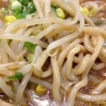 Ramenkiyoshi - 太麺、もやし、麺、コーン、葱、少々な胡麻と味噌が絡み合う