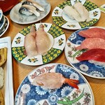 徳川   - 手前左から一本穴子、生海老、本まぐろ三貫盛は大人料金一皿限定メニュー