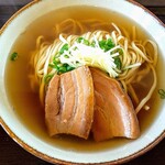 首里うかじ うかじそば - 三枚肉そば (中) 850円