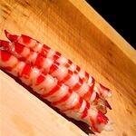 たかおか - 車海老。 握る直前に茹でるのが作法。 なので、酢飯も少し温かめが美味しいし、香りも立ちます。