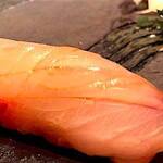 たかおか - シマアジ。 上質な脂質、白身にはない濃い旨み。