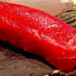 たかおか - 赤身。 築地の樋長さんが落としたどっかのまぐろ。 10日熟成。 いい感じに酸味が立ってます。