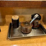 餃子 ひいらぎ - 調味料はシンプル。