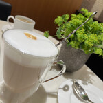 ブルガリ イル・カフェ - コーヒーを注ぎ終わったカフェオレ。