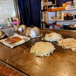 どんどん - カウンター席／焼きの工程も楽しめる