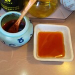 春木屋 - 餃子用タレと自家製ラー油(R5.5.27撮影)