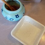 春木屋 - 提供される餃子用小皿と自家製ラー油(R5.5.27撮影)