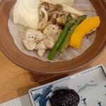 東京・青梅 石神温泉 清流の宿 おくたま路 - 強肴：広ネギ 若鶏香味焼き 奥多摩路味噌添え