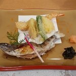 東京・青梅 石神温泉 清流の宿 おくたま路 - 焼物：山女魚塩焼き 葉唐辛子,はじかみ　揚物：海老のアーモンド揚げ,青梅産野菜 丸十