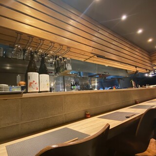 カウンターキッチンですのでお料理を作る様子が見えます。