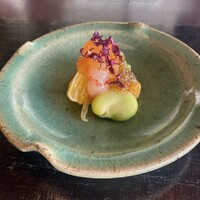 伊勢宮川の里 鄙茅 - 先附　赤目ジソ・牡丹海老・一寸豆・ヤングコーン・八朔・土佐酢ジュレ