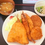 勝負飯 アーチスト - ミックスフライ定食（980円）