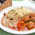 ラ カシータ - 一番人気！スペイン風ミートボールとエビの香草焼き(サラダ付き900円)