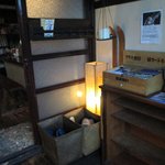 レークサイドカフェ　ジャリブ - 入口。靴を脱いでスリッパで上がるようになってます