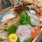 Oshokujidokoro Uofumi - 牡丹海老、銀鱈、鮭(ハラス)、生蛸、鰹、鳥貝、赤貝、北寄貝、帆立、本鮪を含めて刺身10品の舟盛り♪