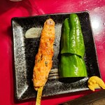 やまとや - つくね(たれ)(250円)、つくねのお供生ピーマン(100円)