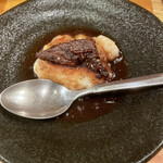 焼鳥 美鶏 - 頬肉のワイン煮？ これも説明を失念 下はマッシュ